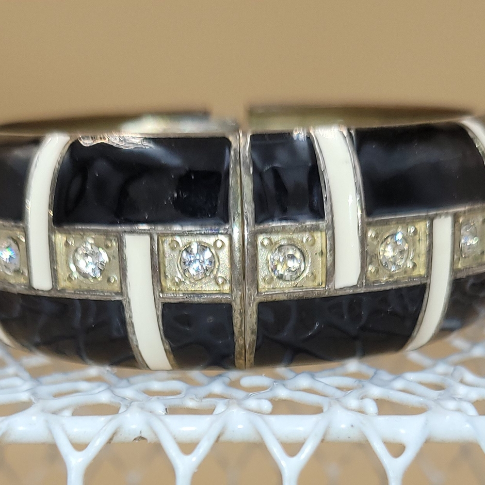 Elegant‎ Black and White Bracelet